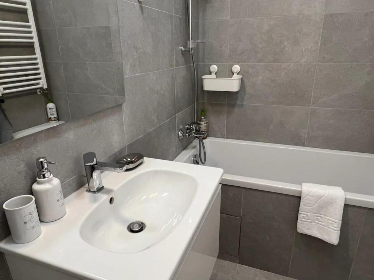 High-Rise Luxury Apartment With Free Parking Bucureşti Ngoại thất bức ảnh